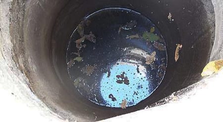 Грязная вода в колодце
