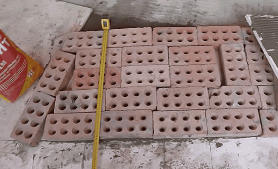 Использование кирпичей для фиксации