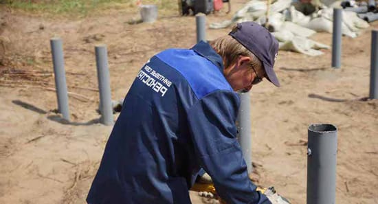 Излишняя длина сваи отрезается болгаркой