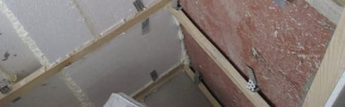 Укладываем пенополистирольные плиты