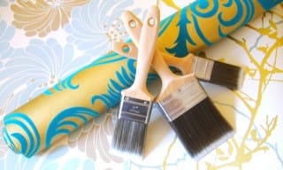 Как поклеить обои на побеленные стены