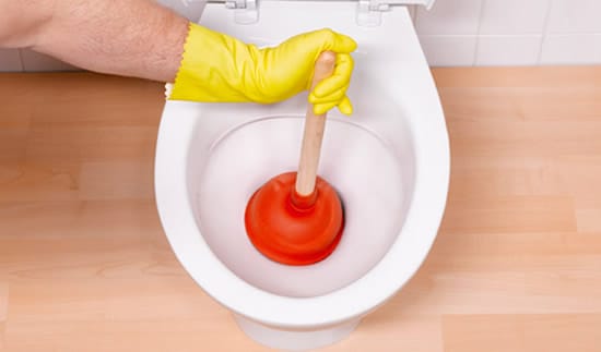 Как устранить засор в унитазе