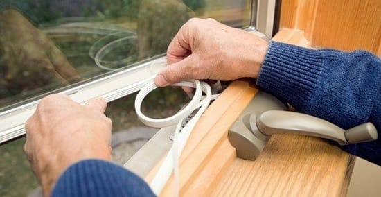 Как утеплить окна на зиму