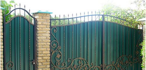 Делаем вот такую калитку из профнастила своими руками