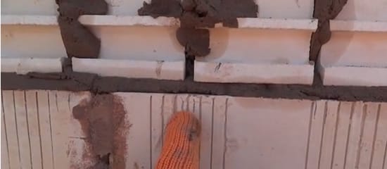 Обратите внимание, что все кирпичи лежат по строго отмеченным линиям