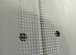 Клеим сетку на стыки гипсокартона