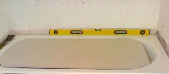 Корректировка ванны производится по уровню