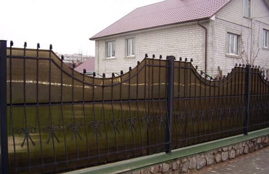 Красивый забор из поликарбоната