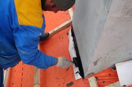 Края промазываются с помощью битумной мастики