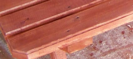 Нижнию доску можно украсить узором и желательно закруглить, чтобы удобно было сидеть