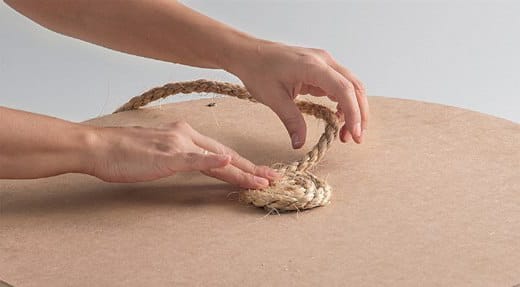 Начинаем укладывать бечевку в форме улитки