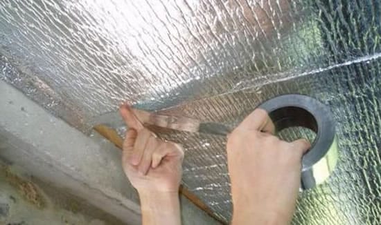 Крепим гидроизоляцию