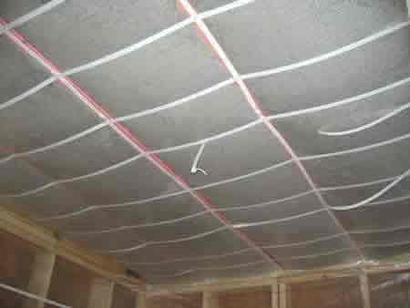 Крепим минеральную вату к потолку