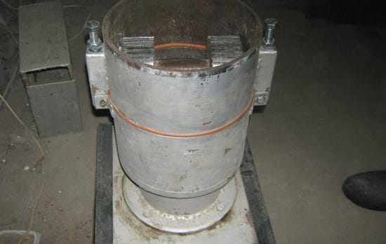 Крепим верхнюю и нижнюю часть гранулятора для пеллет болтами