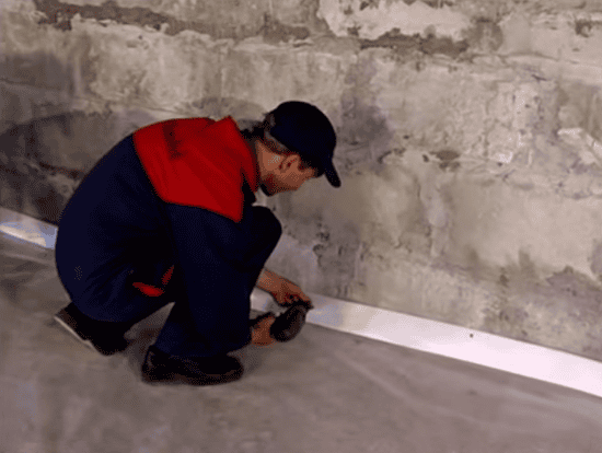 Крепление демпферной ленты с помощью саморезов со шляпками - фото