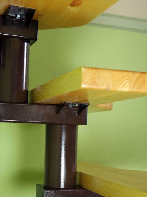 Крепление лестницы на больцах