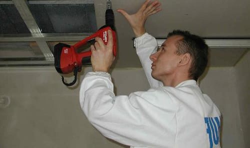 Крепление листов гипсокартона осуществляется с помощью шуруповерта и саморезов