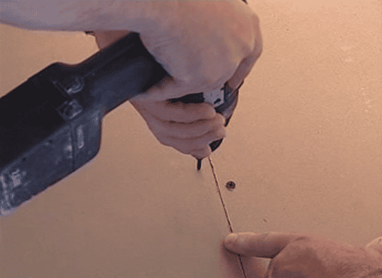 Крепление пола с помощью саморезов