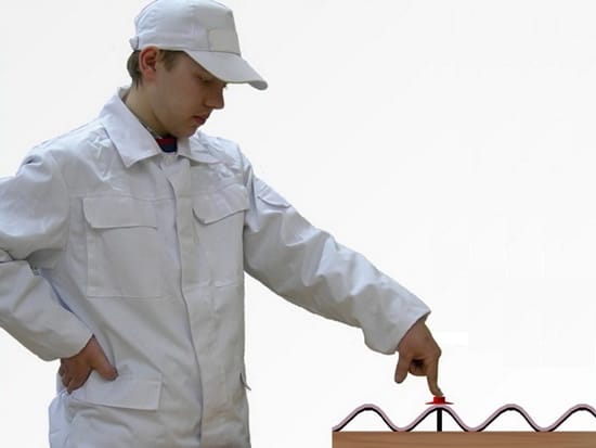 Крепление производится на гребен волны