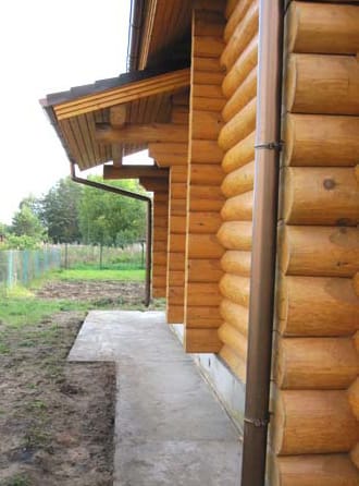 Крепление водосточной трубы к стене