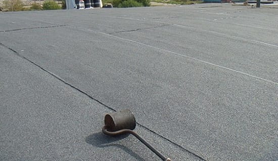 Листы битумной мастики прокатывают специальным валиком