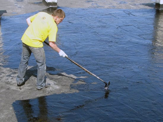 Мастичные материалы отлично подойдут для плоской кровли