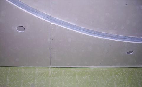 Отверстия для светильников можно вырезать с помощью ножа