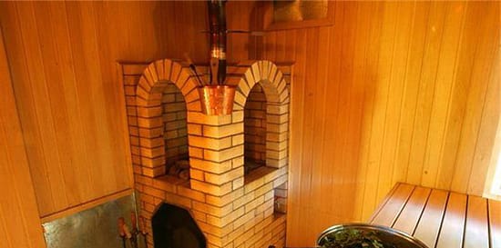 Металлическая печь обложенная кирпичем