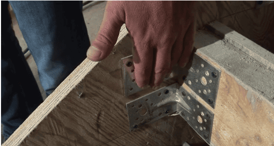 Металлические уголки для крепления опалубки