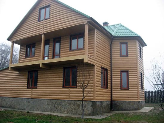 Дом обшитый металлосайдингом под дерево