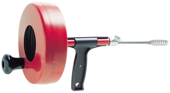 Ручной способ прочистки труб с помощью троса является самым эффективным способом