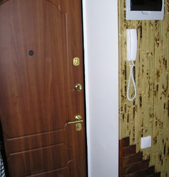 Монтаж дверных откосов на клей