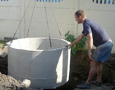 В вырытый котлован опускаются бетонные кольца после чего необходимо сделать гидроизоляцию