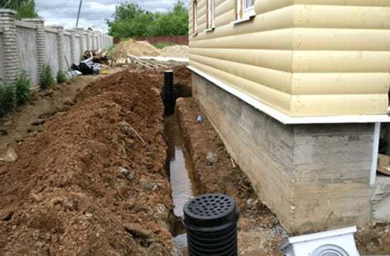 Монтаж труб ливневой канализации вокруг загородного дома