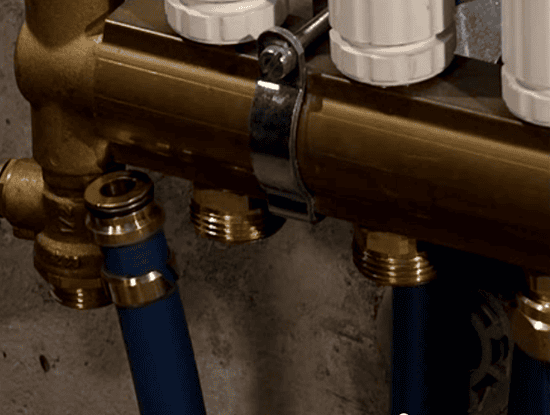 На конец трубы надеваем фитинги