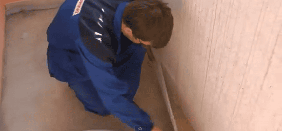 Начинаем укладывать демпферную ленту вдоль стен