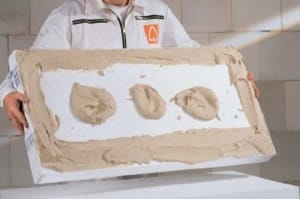 Нанесение клея на пенополистирол