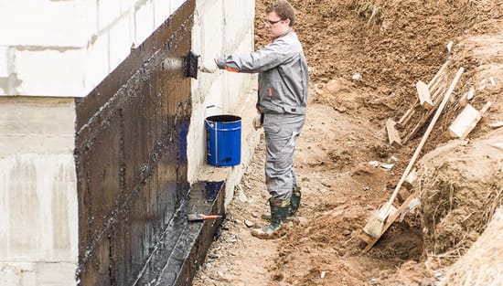 Нанесение слоя обмазочной гидроизоляции