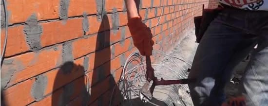 Нарезаем проволоку с помощью кусачек