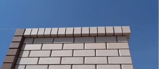 Наша кладка кирпича на ребро готова!