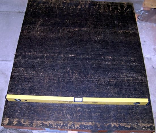 Настил рубероида поверх высохшего цементного раствора