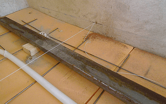 Натягиваем прочный шнур для установки маяковНатягиваем прочный шнур для установки маяков