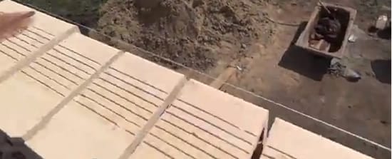 Натягиваем шнур, чтобы ориентироваться на него при кладке кирпича