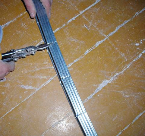 Делаем надрезы с помощью ножниц