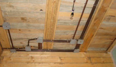 Образец крепления проводки к потолку