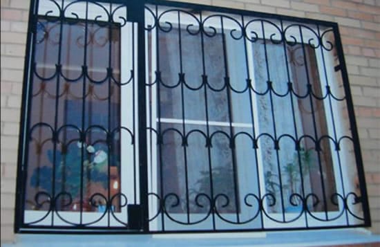 Образец распашной решетки из двух створок