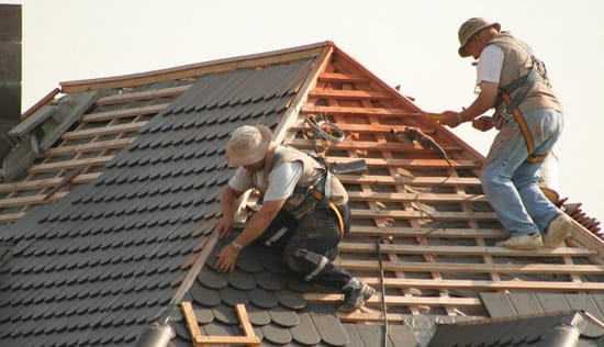 Монтаж обрешетки на трехскатную крышу