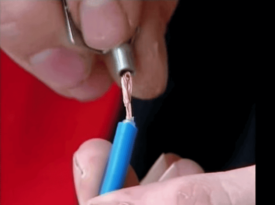 Обжимаем соединительные кабели