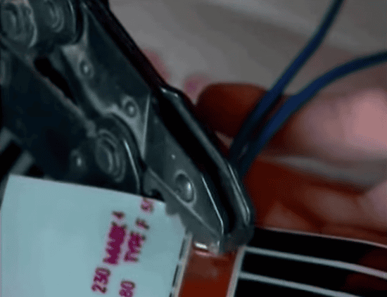 Обжимаются контакты с помощью специального инструмента