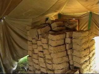 Окончательно сушатся кирпичи под навесом